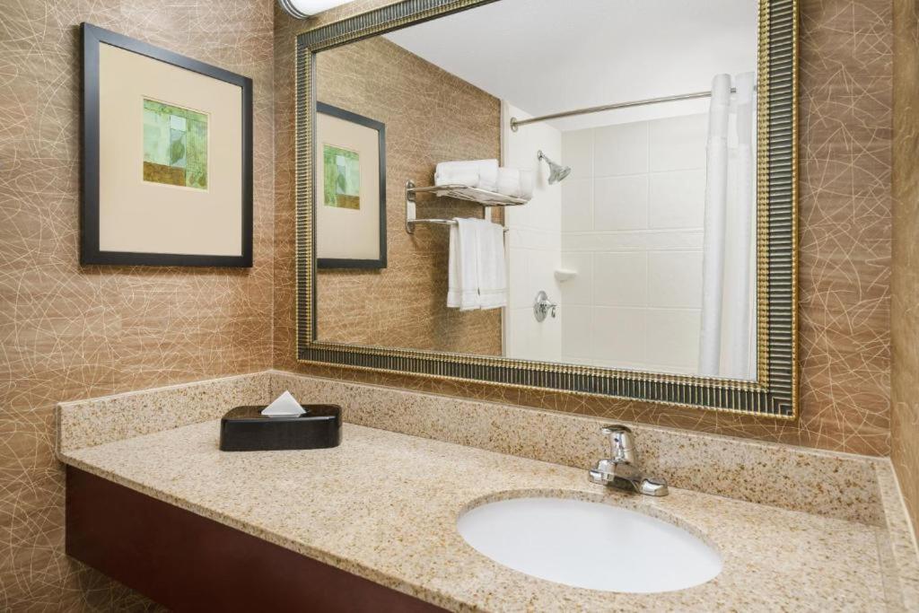 Holiday Inn Express Boston Brockton By Ihg Exteriör bild